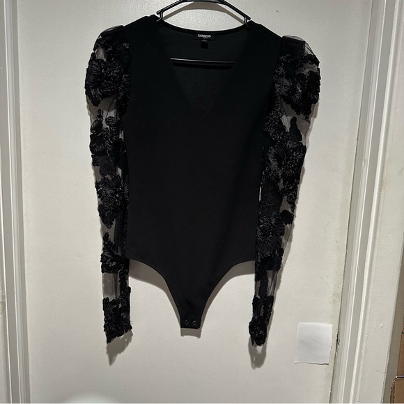 EXPRESS BLACK BODYSUIT WITH LACE SLEEVES! BRABD NEW! #101 - Picture 1 of 5